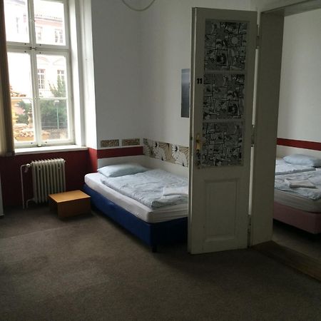 Charles Square Hostel Prága Szoba fotó