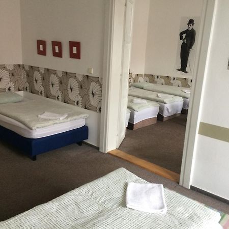 Charles Square Hostel Prága Szoba fotó
