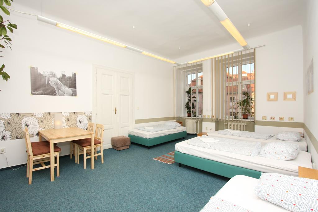 Charles Square Hostel Prága Szoba fotó