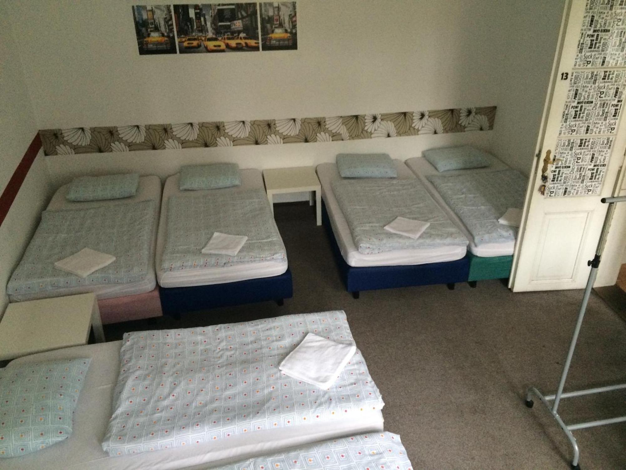 Charles Square Hostel Prága Szoba fotó