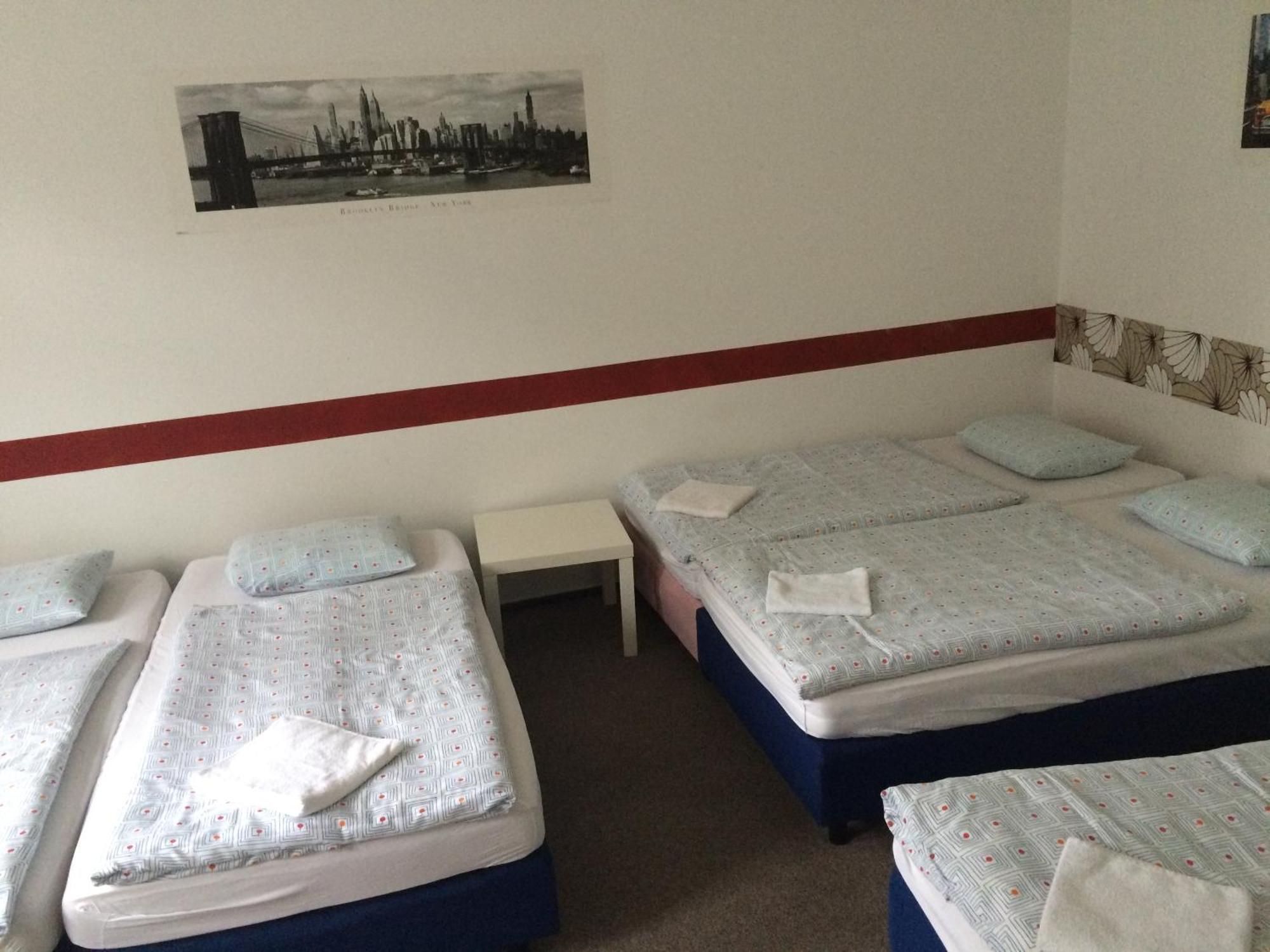 Charles Square Hostel Prága Szoba fotó