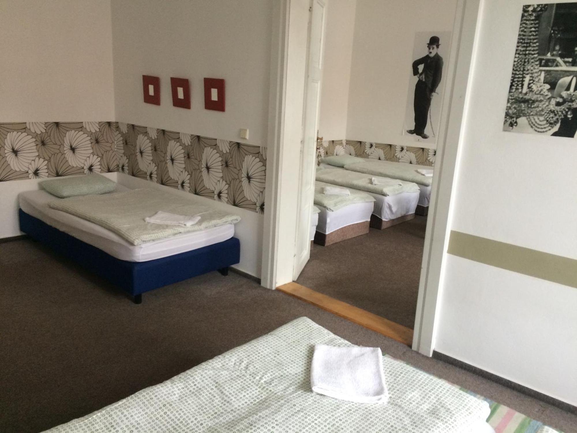 Charles Square Hostel Prága Szoba fotó