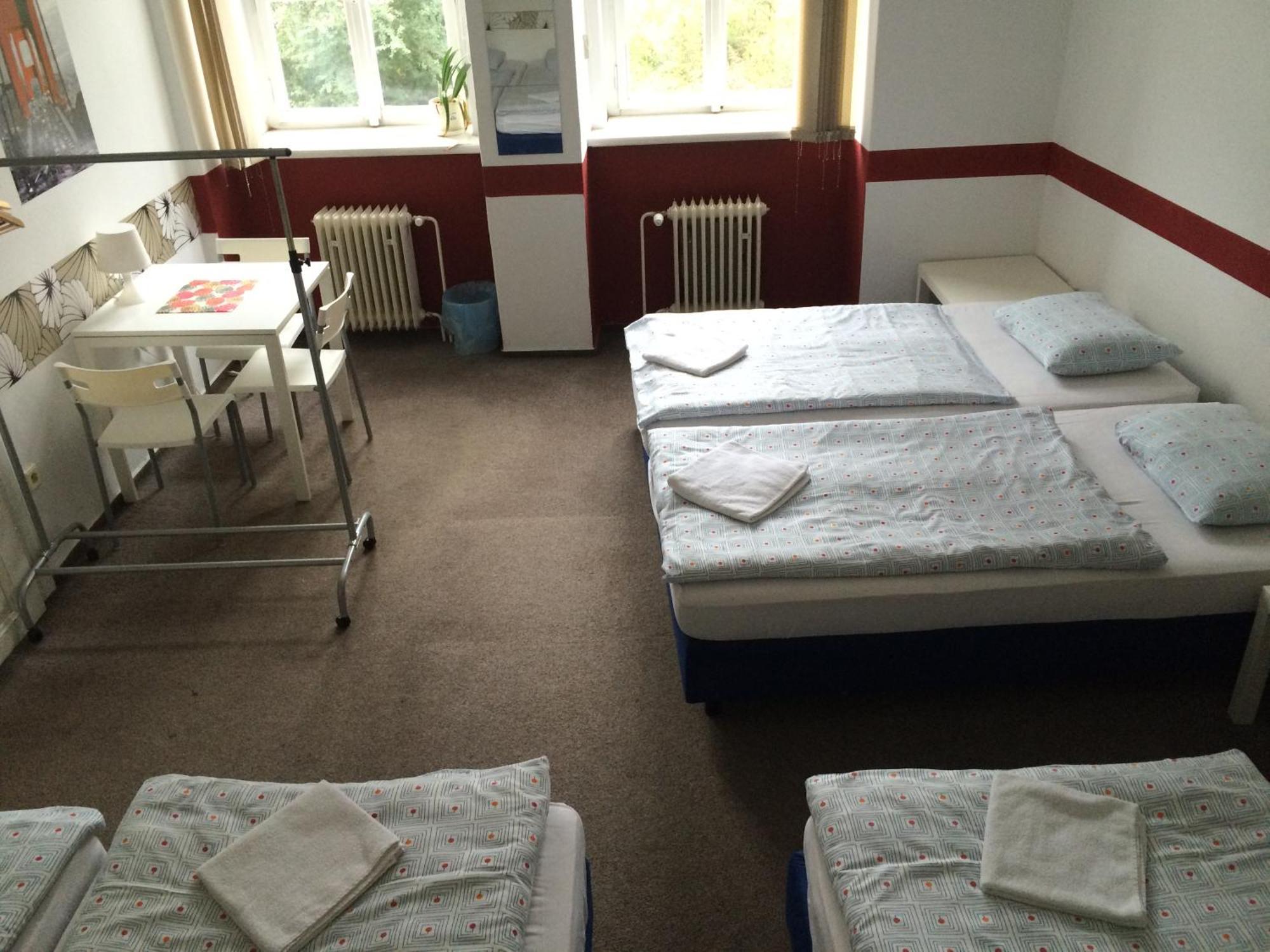 Charles Square Hostel Prága Szoba fotó