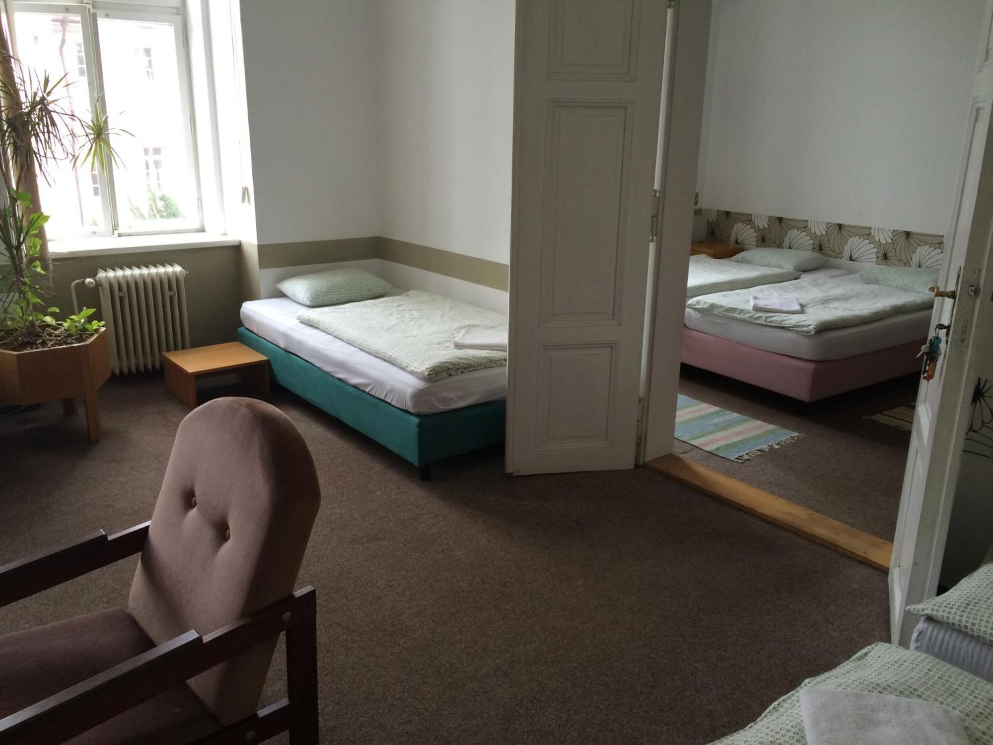 Charles Square Hostel Prága Szoba fotó