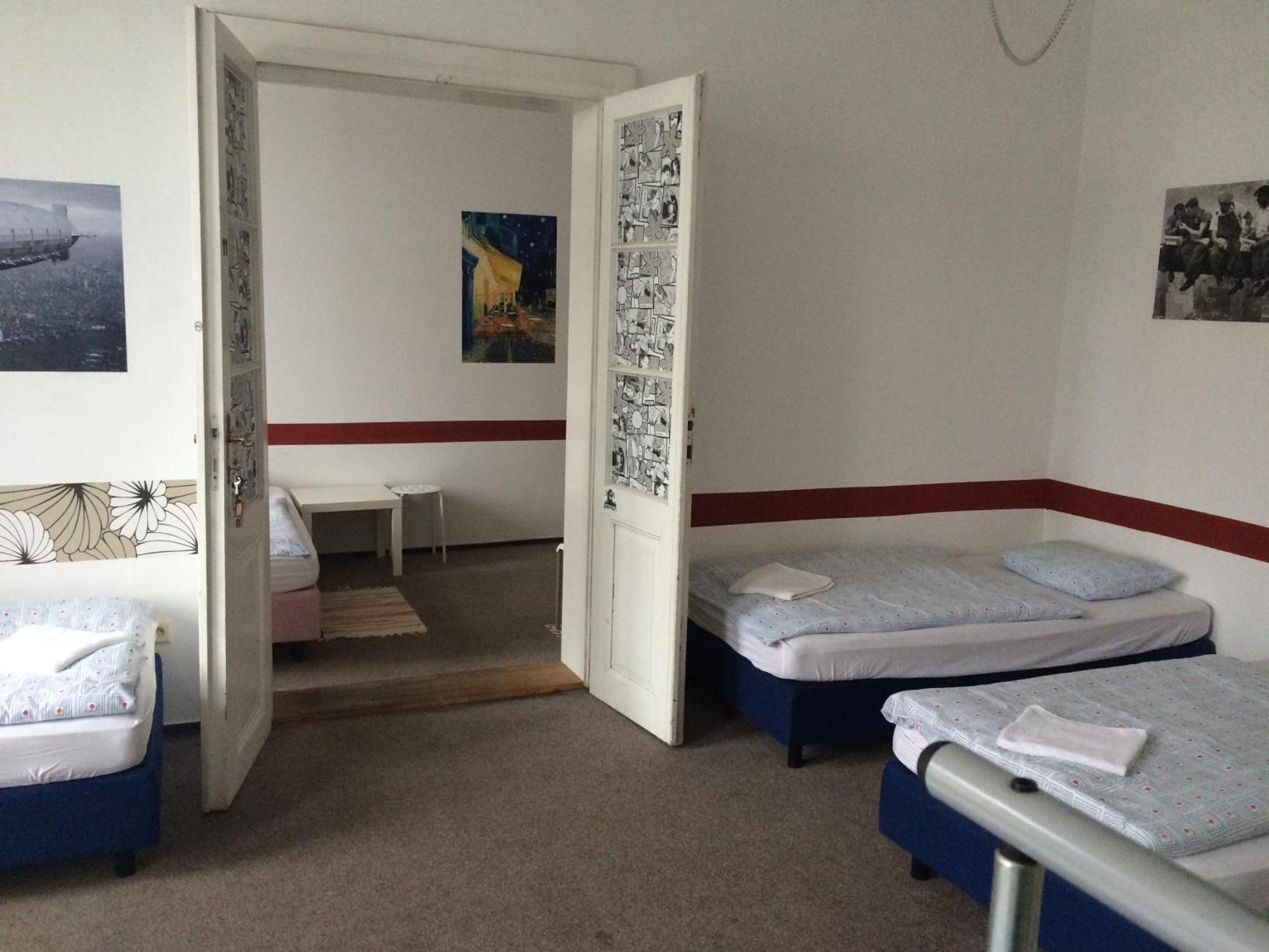 Charles Square Hostel Prága Szoba fotó