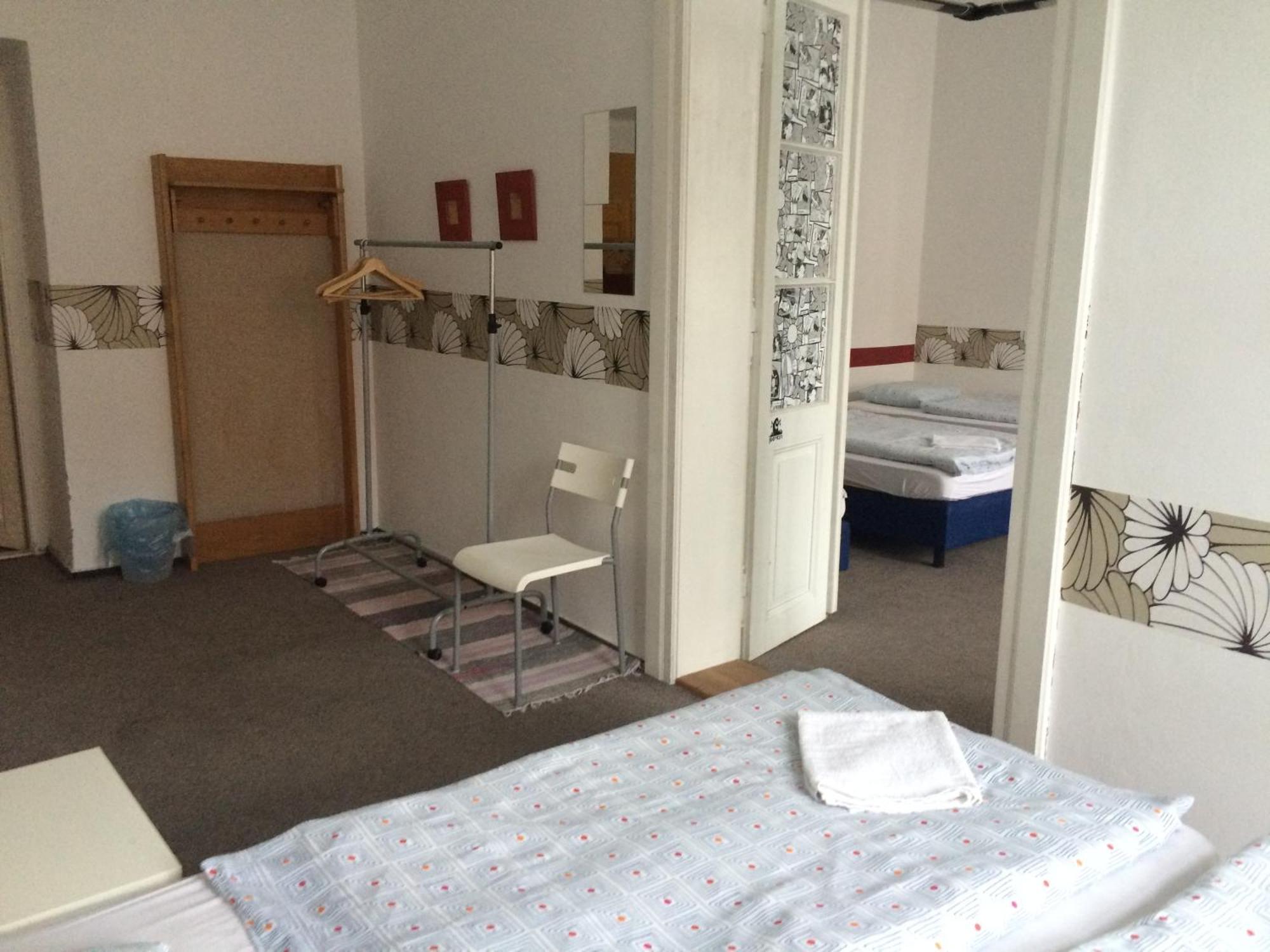 Charles Square Hostel Prága Szoba fotó