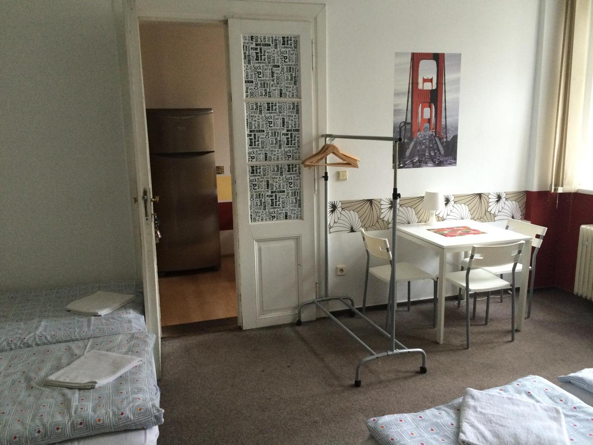 Charles Square Hostel Prága Szoba fotó