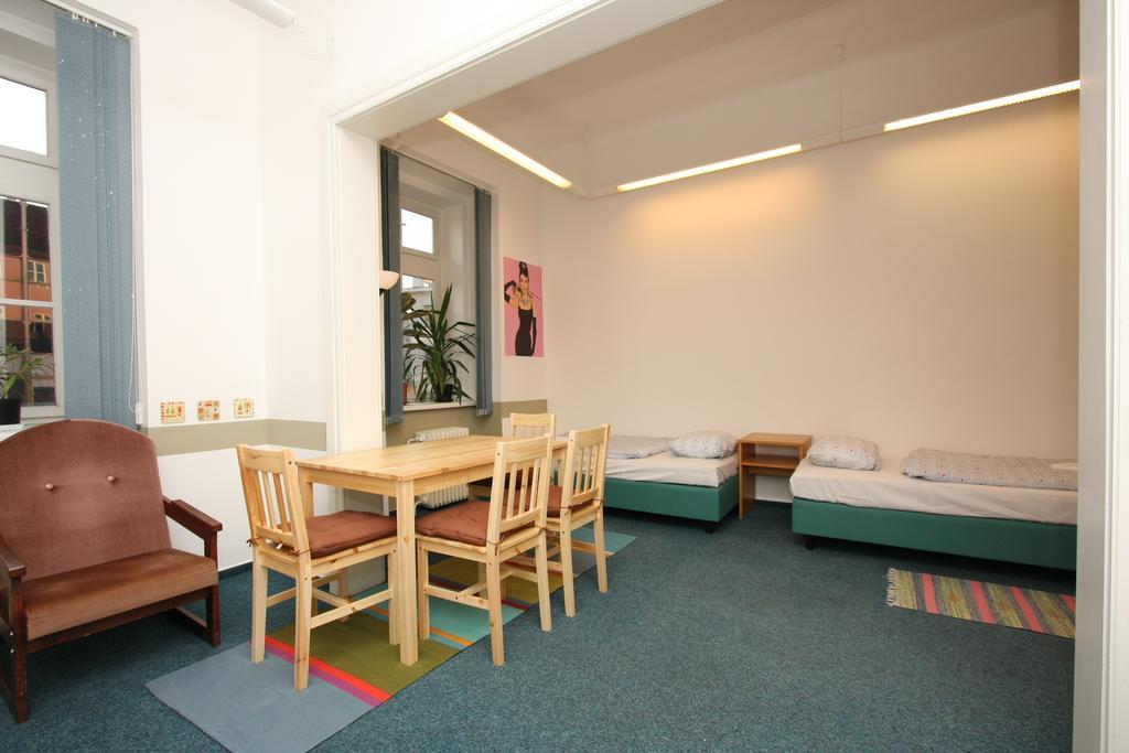 Charles Square Hostel Prága Szoba fotó