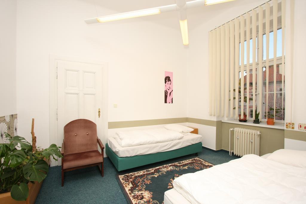 Charles Square Hostel Prága Szoba fotó