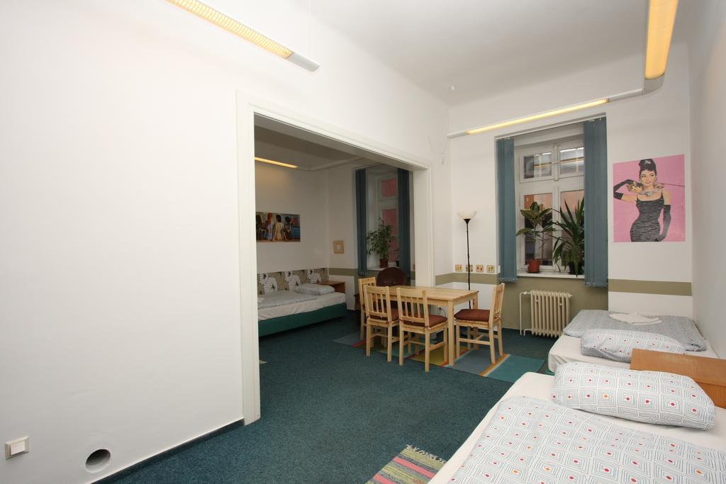 Charles Square Hostel Prága Szoba fotó